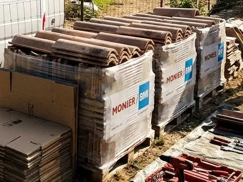 Palettes de tuiles canal neuves livrées sur un chantier de couverture à Lézignan-Corbières